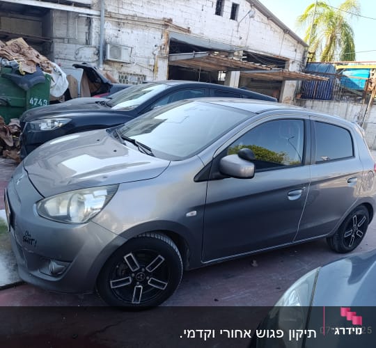 מכונית אפורה עם כיתוב על הפגוש הקדמי